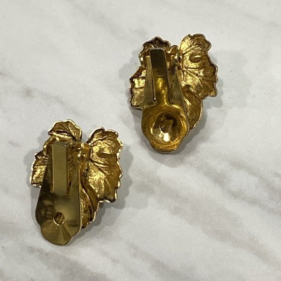 Vintage Clip On Earrings Leaf Brushed Gold Tone Faux Pearl 3/4” - Picture 11 of 12